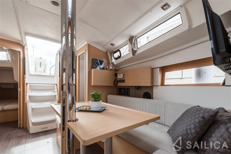 Oceanis 38.1 - Yacht Charter Sailica