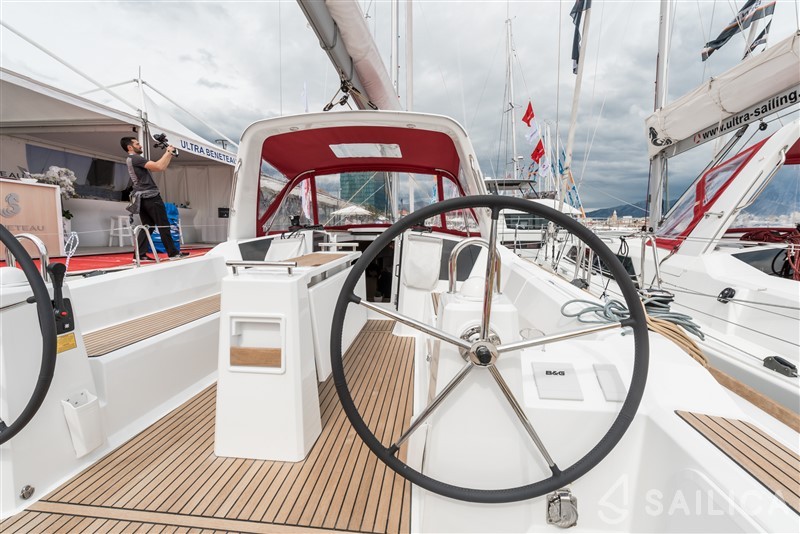 Oceanis 38.1 - Yacht Charter Sailica