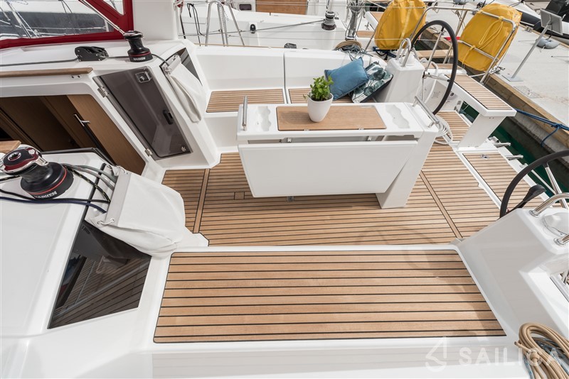 Oceanis 38.1 - Yacht Charter Sailica