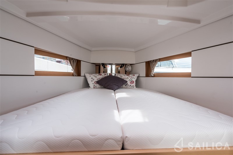 Oceanis 38.1 - Yacht Charter Sailica