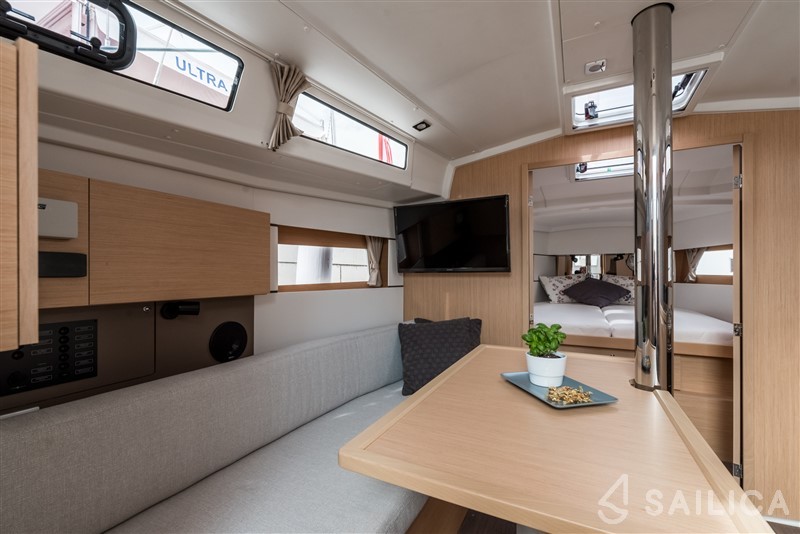 Oceanis 38.1 - Yacht Charter Sailica