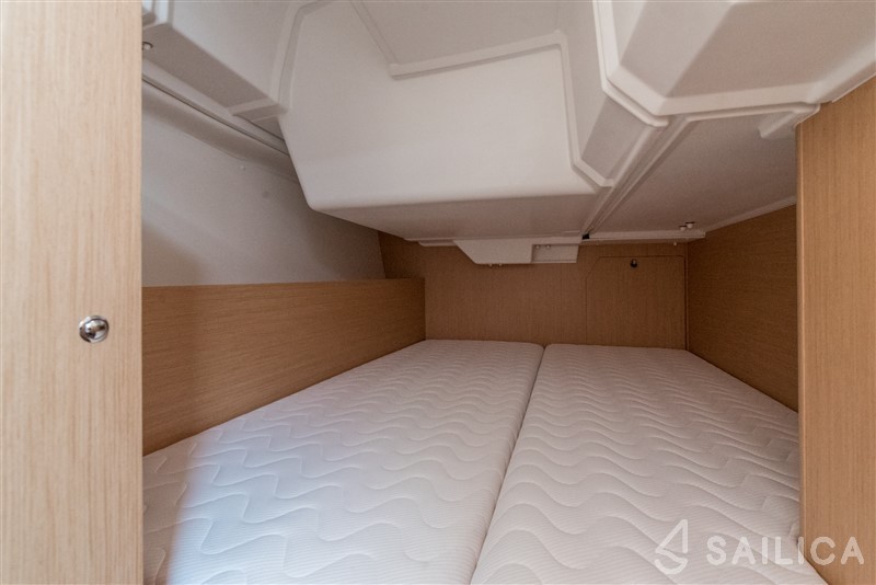 Oceanis 38.1 - Yacht Charter Sailica