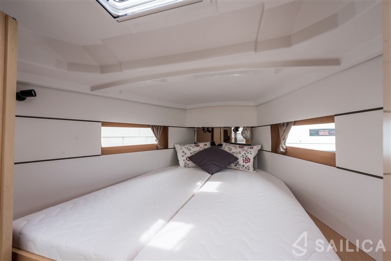 Oceanis 38.1 - Yacht Charter Sailica