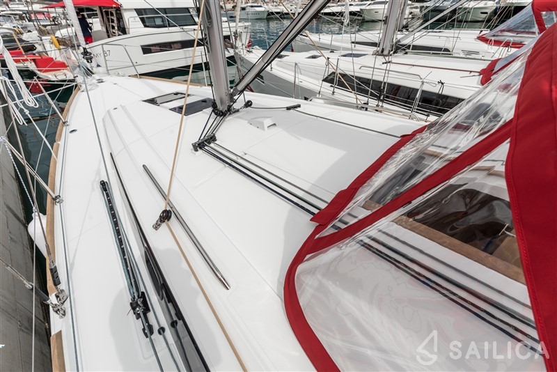 Oceanis 38.1 - Yacht Charter Sailica