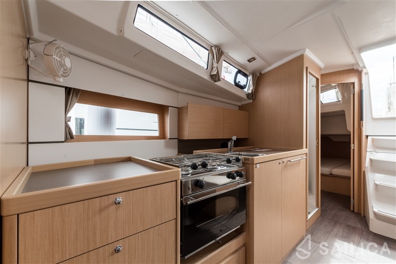 Oceanis 38.1 - Yacht Charter Sailica