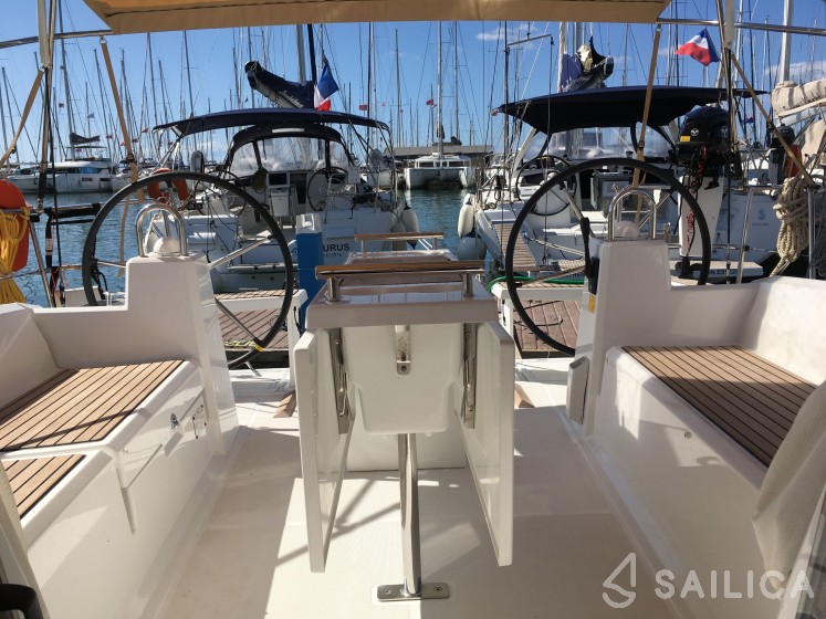 Oceanis 38.1 - Yacht Charter Sailica
