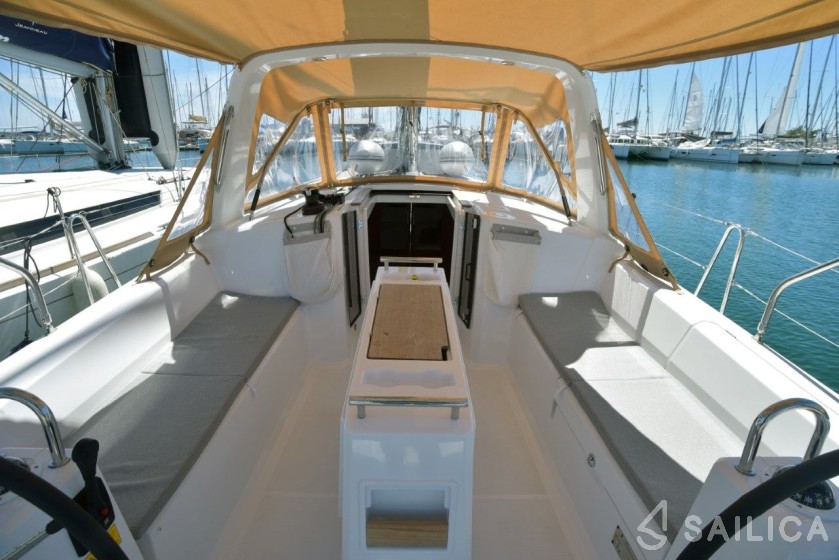 Oceanis 38.1 - Yacht Charter Sailica