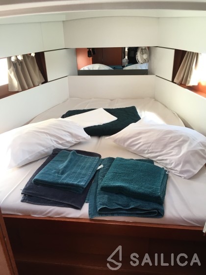 Oceanis 38.1 - Yacht Charter Sailica