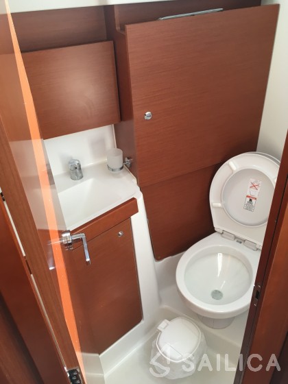 Oceanis 38.1 - Yacht Charter Sailica