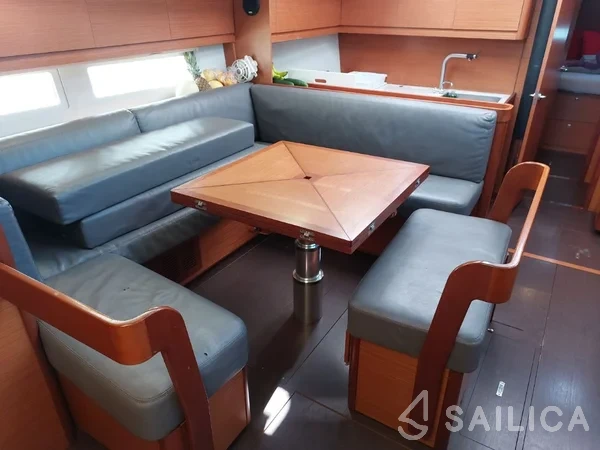 Dufour 520 GL - Yacht Charter Sailica
