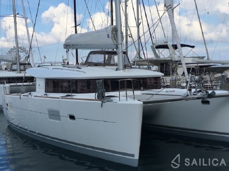 Lagoon 400 S2 - Yacht Charter Sailica