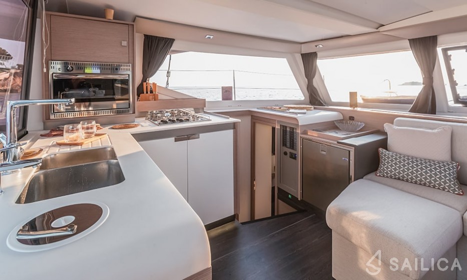 Isla 40 - Yacht Charter Sailica