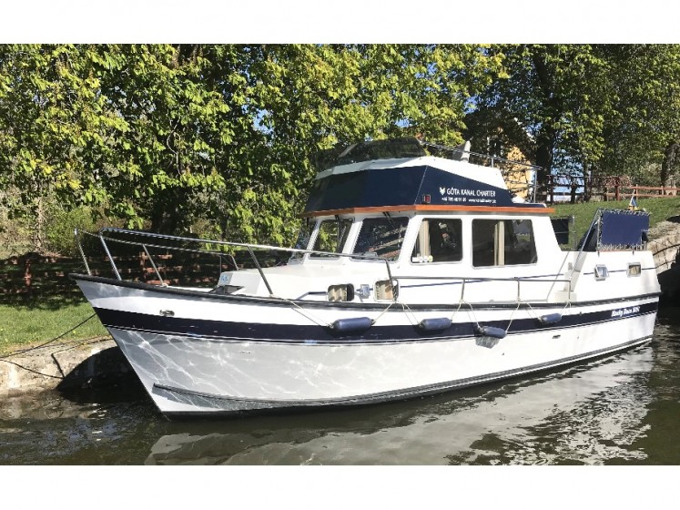 Husky Dane - Yacht Charter Sailica
