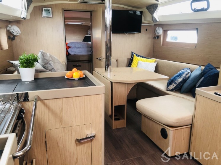 Oceanis 41.1 - Yacht Charter Sailica