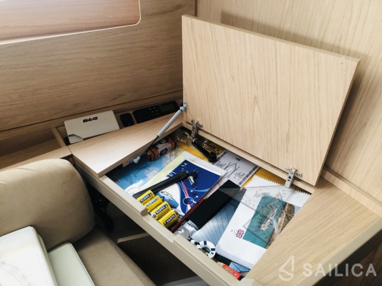 Oceanis 41.1 - Yacht Charter Sailica
