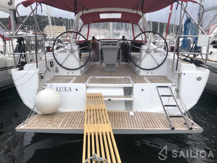 Oceanis 41.1 - Yacht Charter Sailica