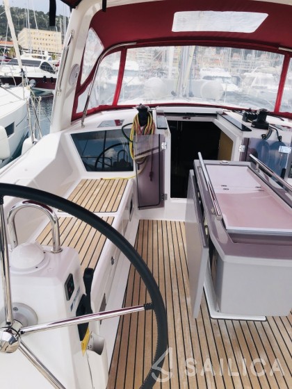 Oceanis 41.1 - Yacht Charter Sailica