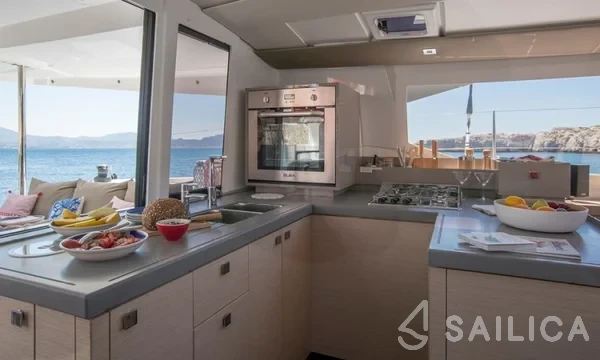 Astréa 42 - Yacht Charter Sailica