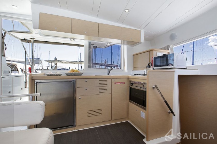Lagoon 421 - Yacht Charter Sailica