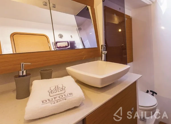 Dufour 520 GL - Yacht Charter Sailica