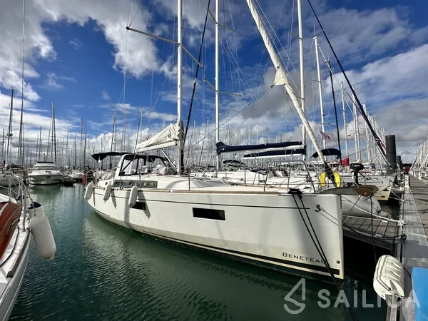 Oceanis 38.1 - Yacht Charter Sailica