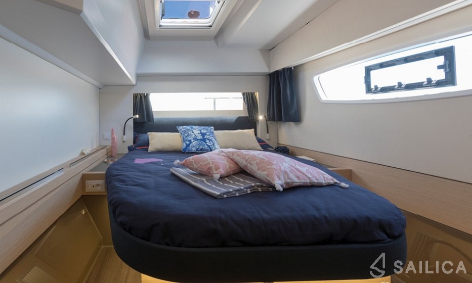 Astréa 42 - Yacht Charter Sailica