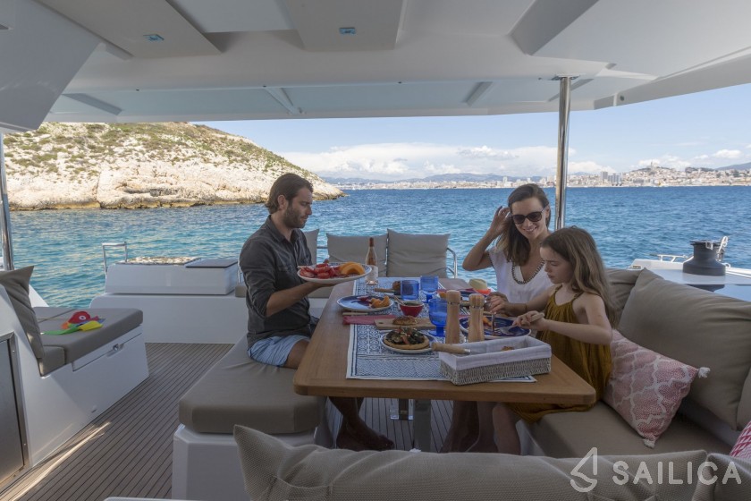 Astréa 42 - Yacht Charter Sailica
