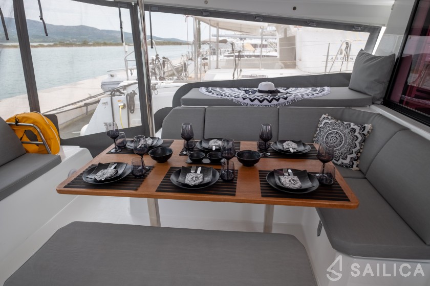 Astréa 42 - Yacht Charter Sailica