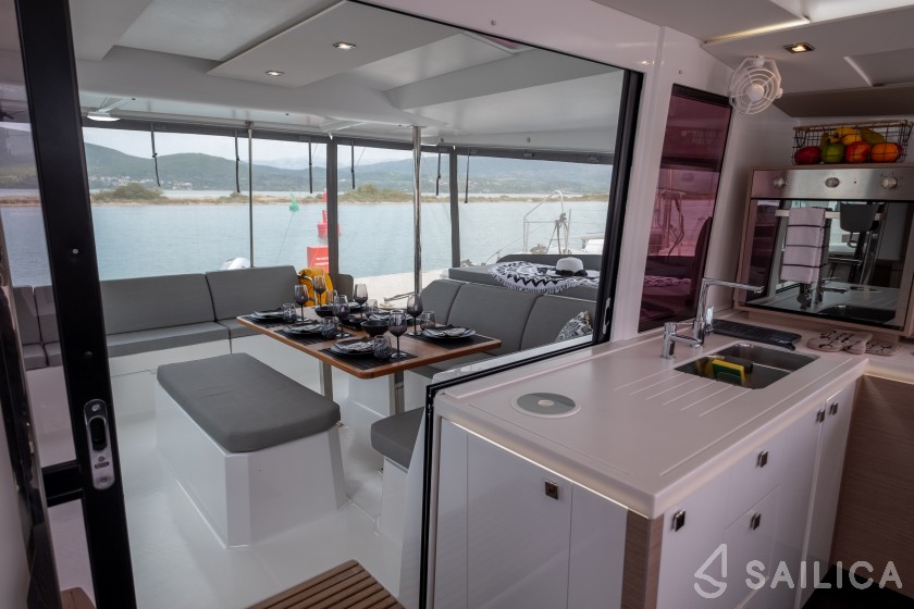 Astréa 42 - Yacht Charter Sailica