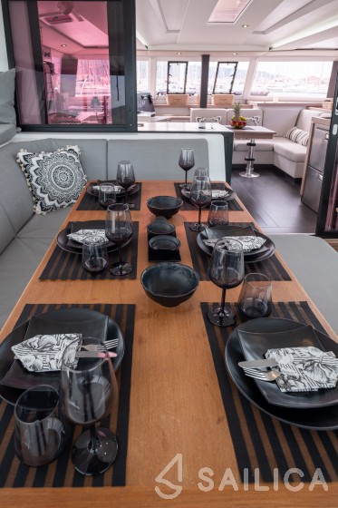 Astréa 42 - Yacht Charter Sailica