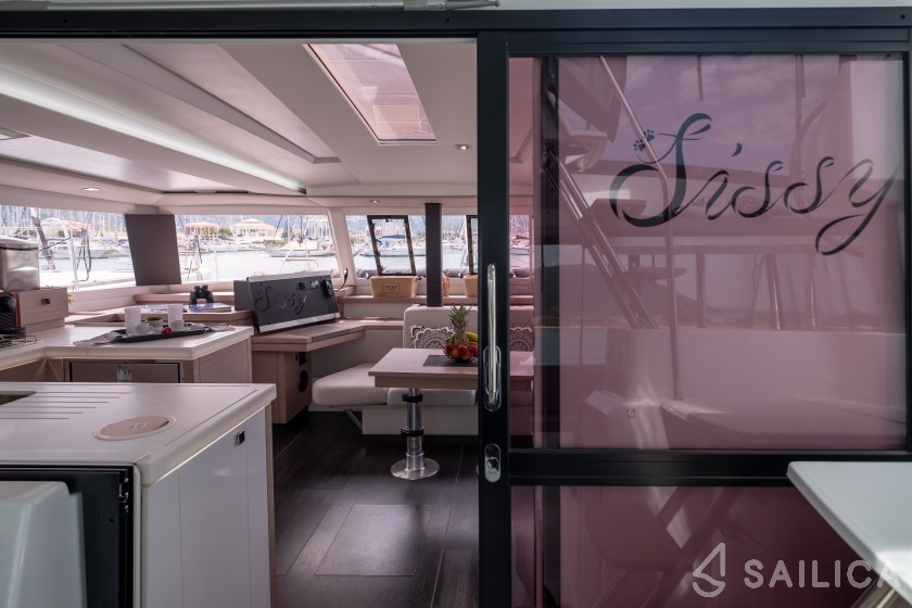 Astréa 42 - Yacht Charter Sailica