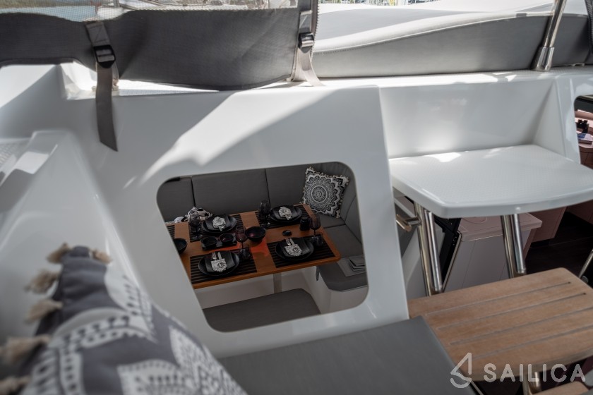Astréa 42 - Yacht Charter Sailica