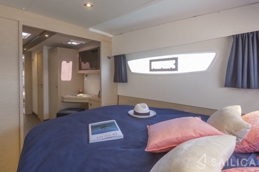 Astréa 42 - Yacht Charter Sailica