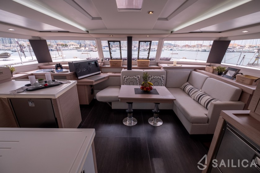 Astréa 42 - Yacht Charter Sailica