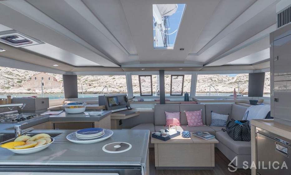 Astréa 42 - Yacht Charter Sailica