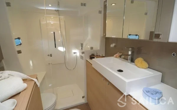 Bali 4.1 - Yacht Charter Sailica