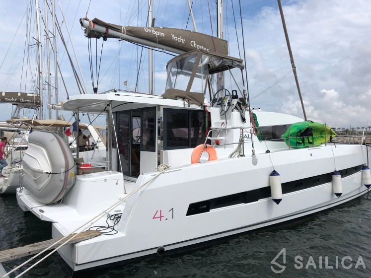 Bali 4.1 - Yacht Charter Sailica