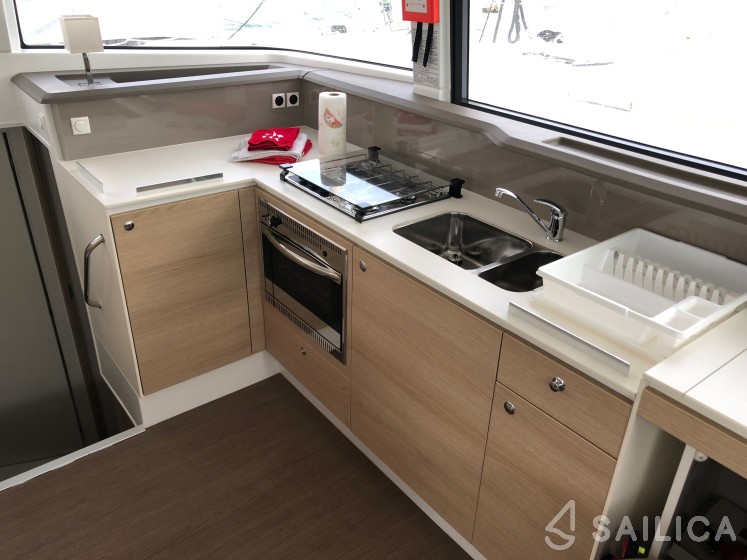 Bali 4.1 - Yacht Charter Sailica