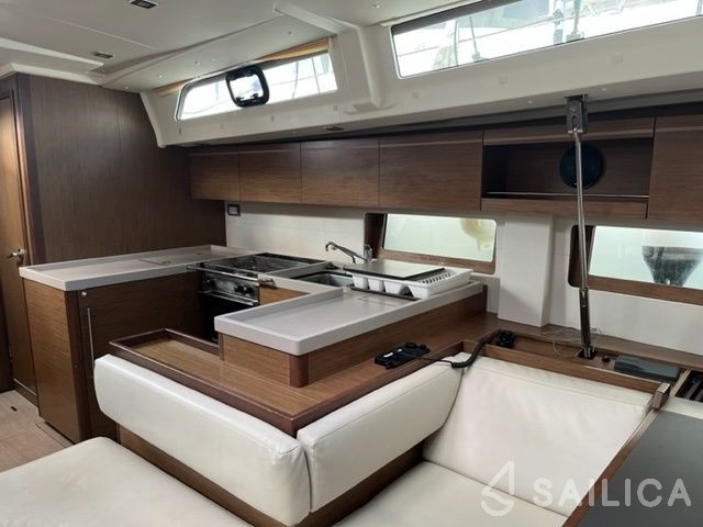 Oceanis 51.1 - Yacht Charter Sailica