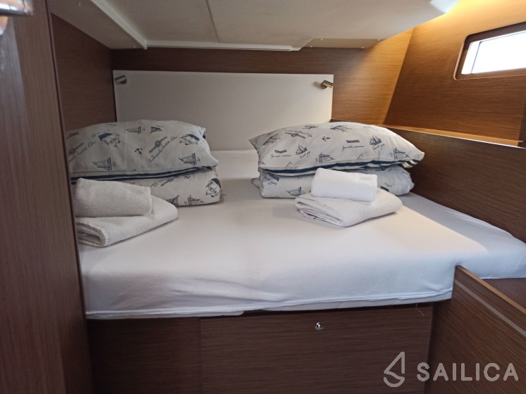 Oceanis 51.1 - Yacht Charter Sailica