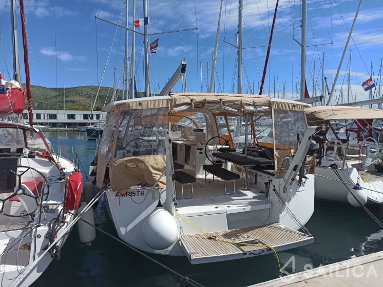 Sun Loft 47 - Yacht Charter Sailica