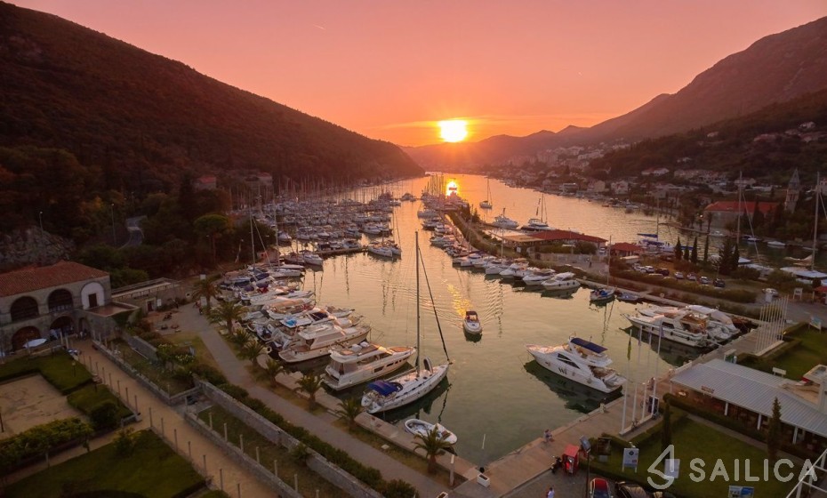 Nautitech 47 Power - Yacht Charter Sailica