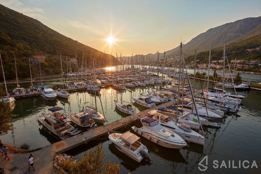 Nautitech 47 Power - Yacht Charter Sailica