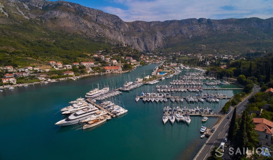 Nautitech 47 Power - Yacht Charter Sailica