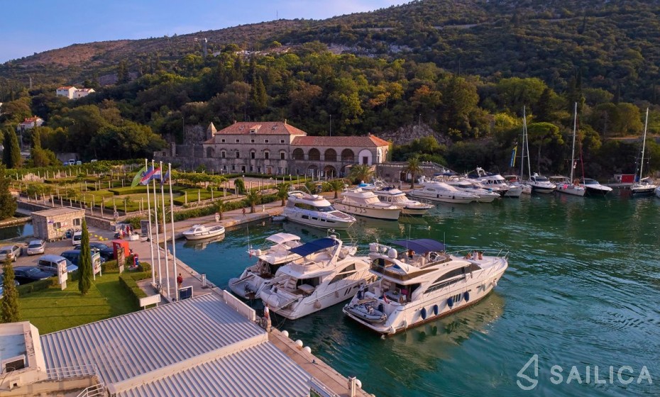 Nautitech 47 Power - Yacht Charter Sailica