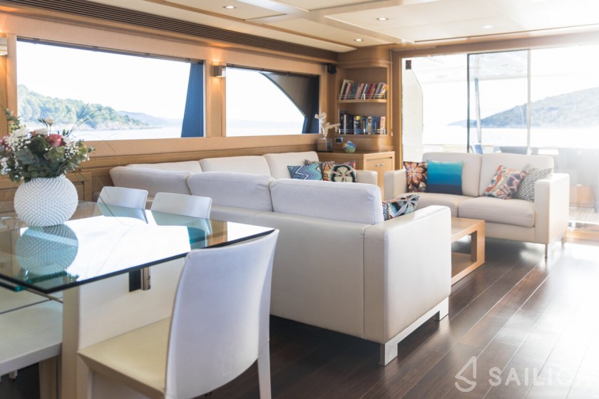 Ferretti 26 M Navetta - Yacht Charter Sailica