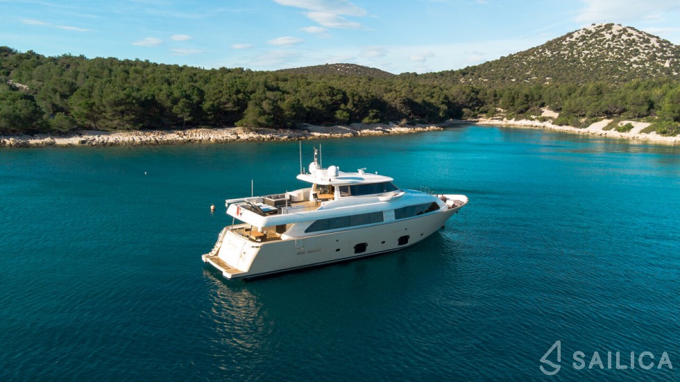Ferretti 26 M Navetta - Yacht Charter Sailica