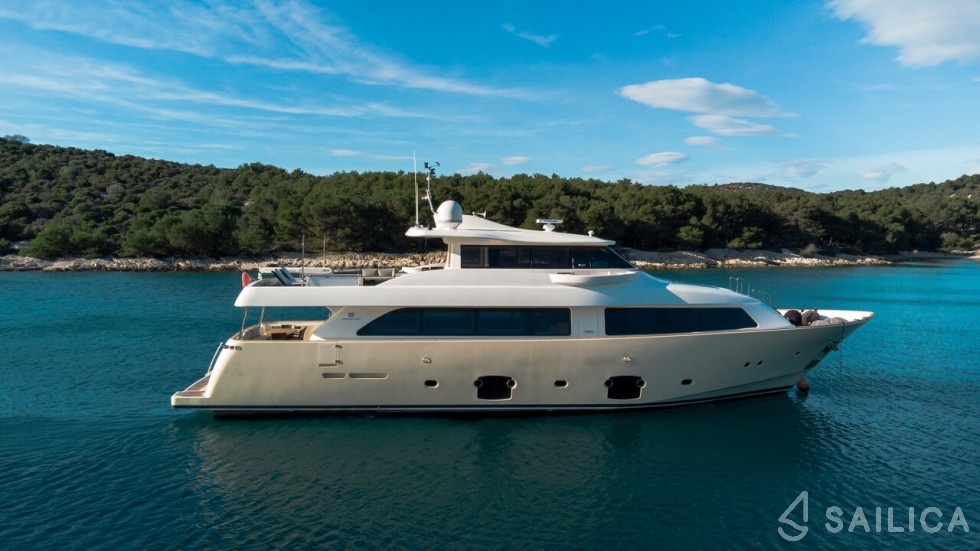 Ferretti 26 M Navetta - Yacht Charter Sailica