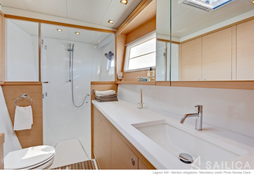 Lagoon 450 S - 4 + 2 cab. - Yacht Charter Sailica