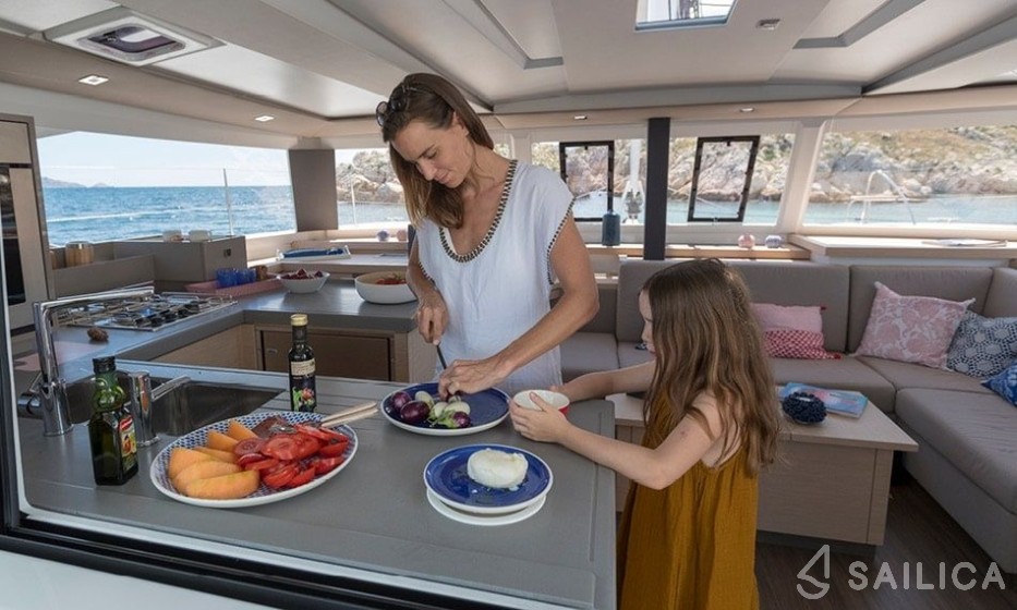 Astréa 42 - Yacht Charter Sailica